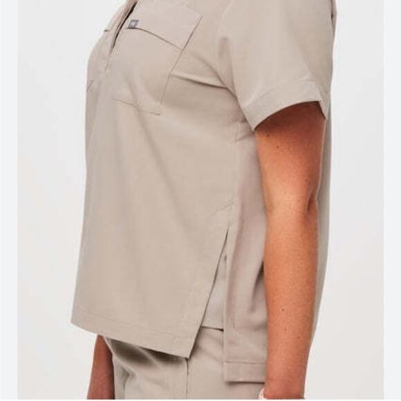 FIGS Scrub Top Collar PO #2768 Beige Top Women’s Size Medium - Picture 3 of 8
